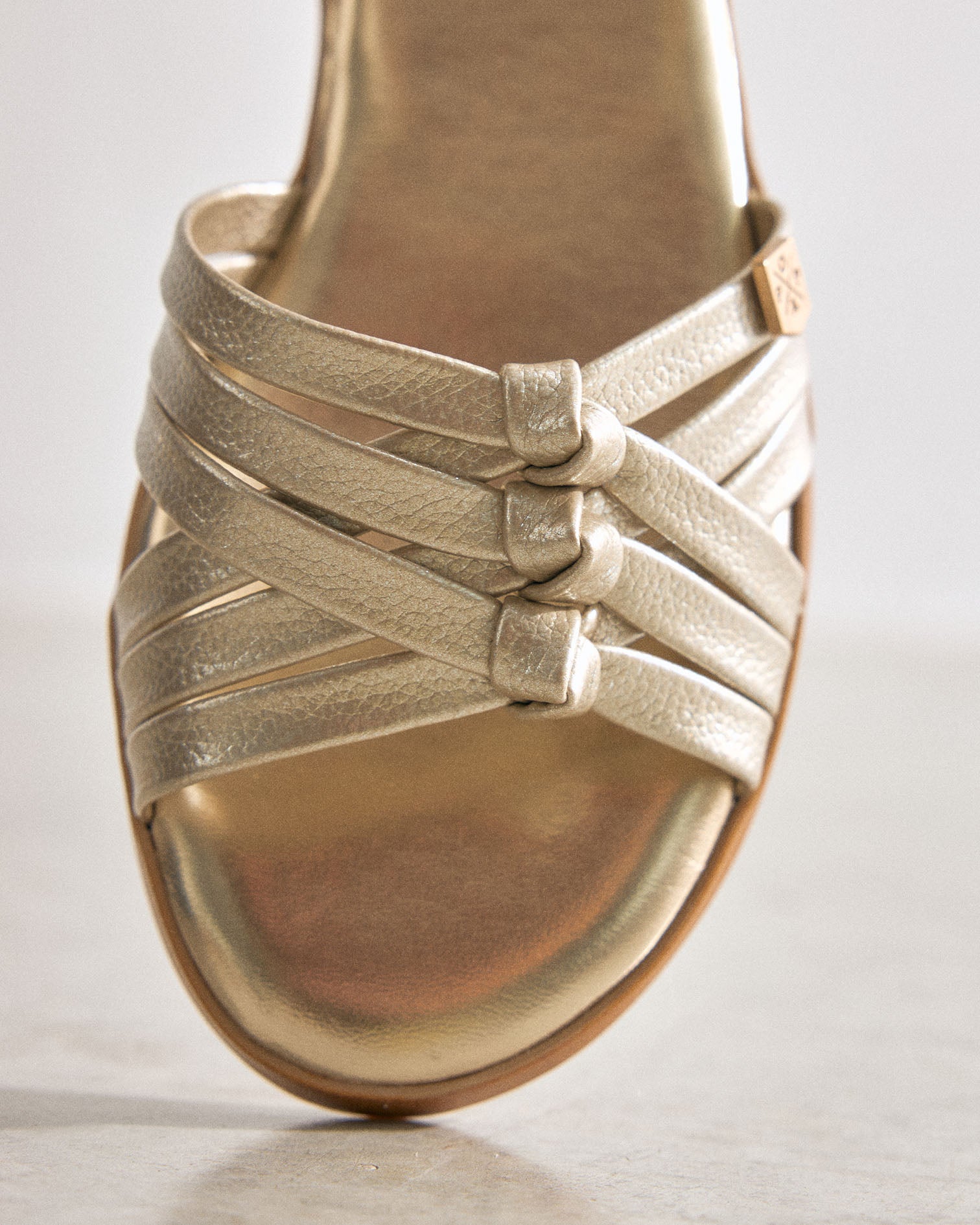 Sandalia Malvas Laminado Oro