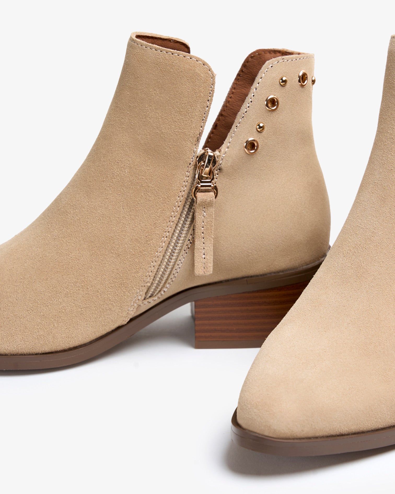 Botín de Serraje Beige con Tachuelas Arista