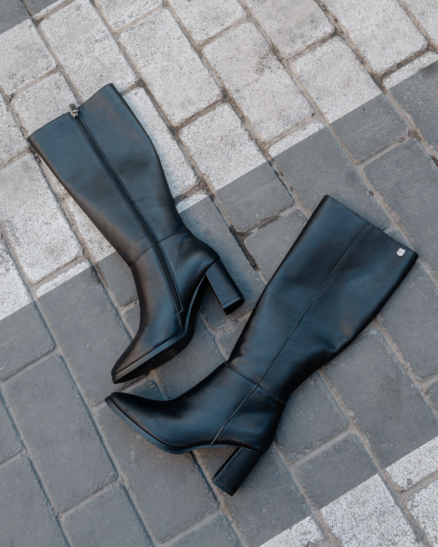 Bota Alta de Piel Negra Sinnara