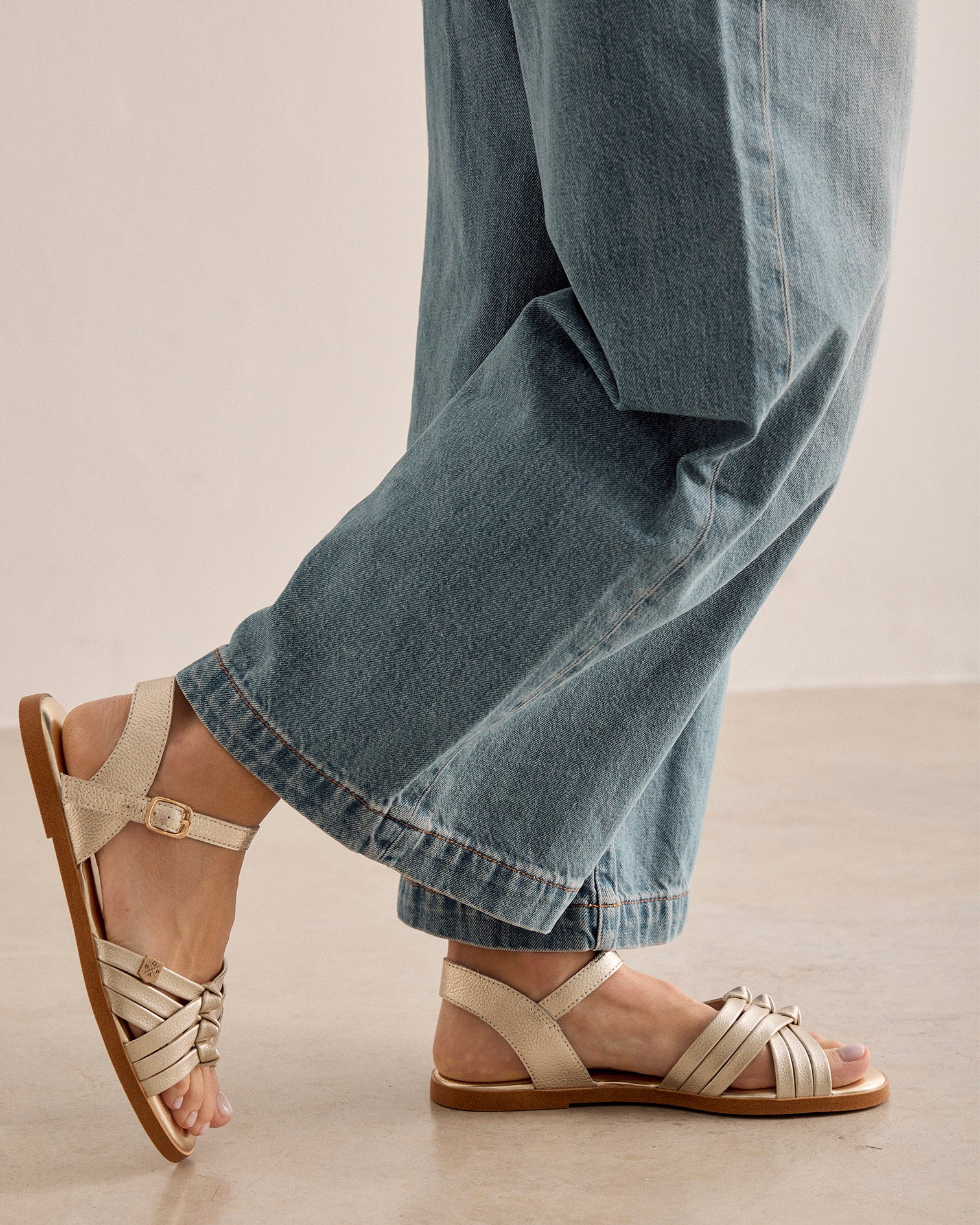 Sandalia Malvas Laminado Oro