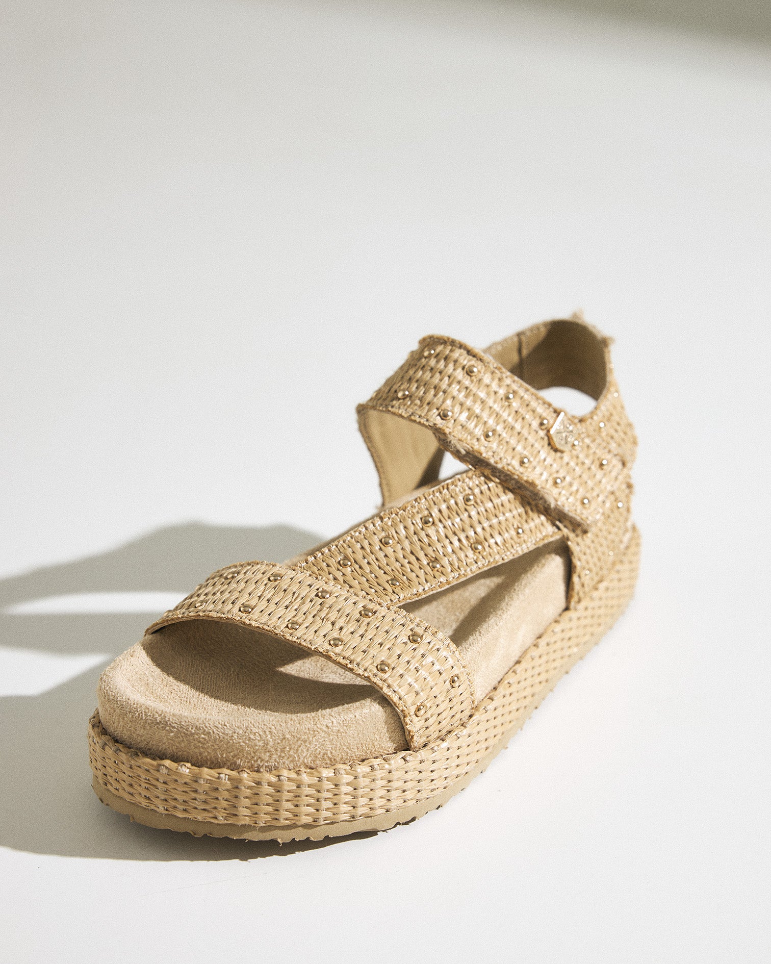 Sandalia Niana Tachuelas Rafia Beige
