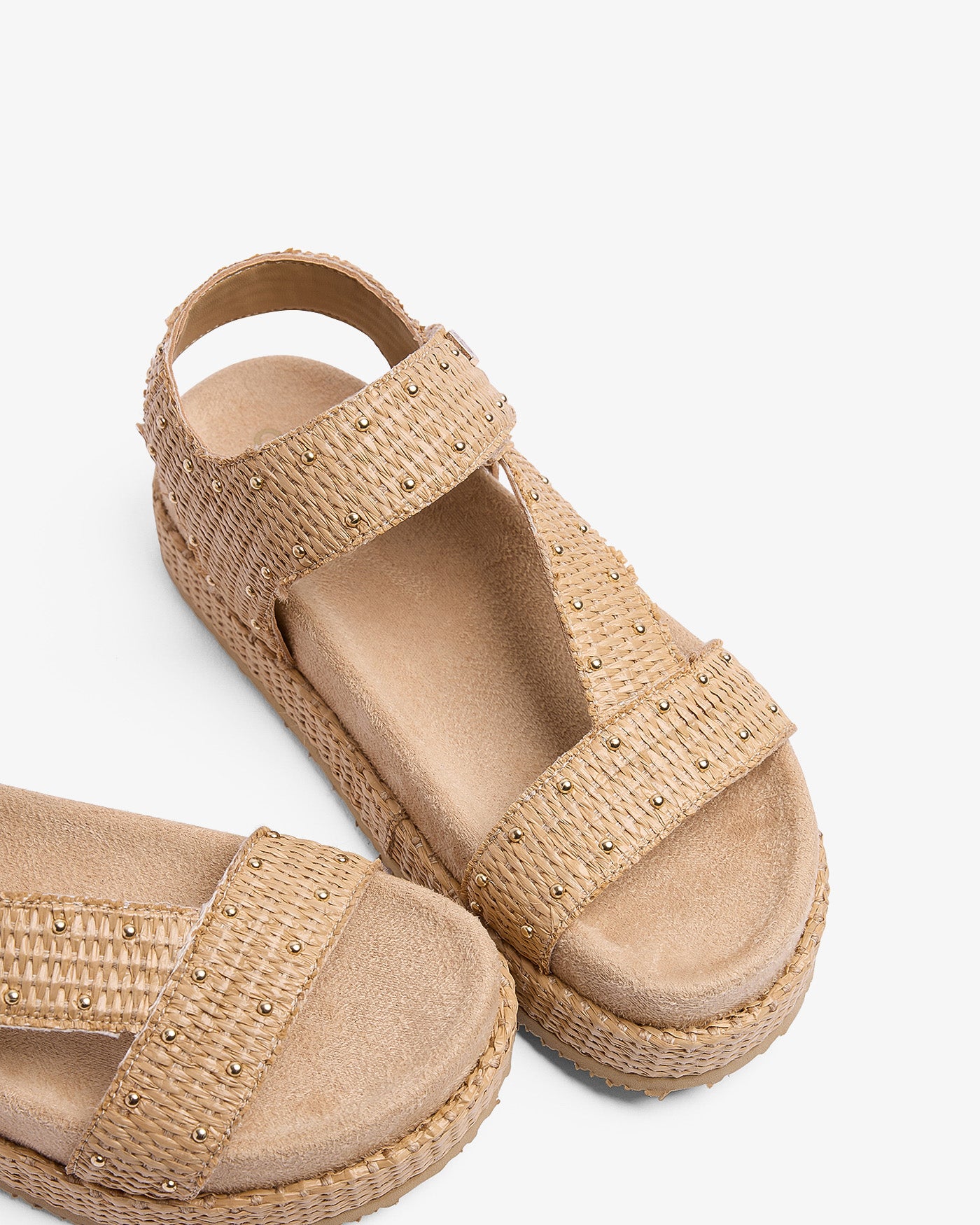 Sandalia Niana Tachuelas Rafia Beige 35